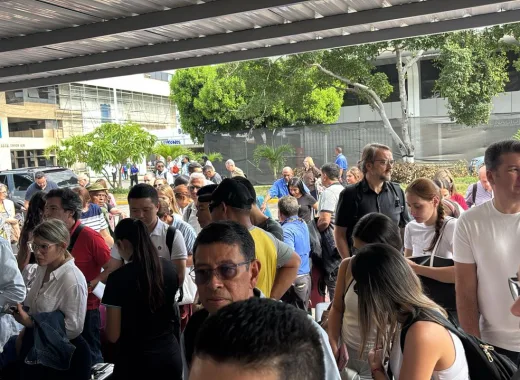 Aeropuerto de Maiquetía: pasajeros hacen largas filas este #1Sep (+ fotos)