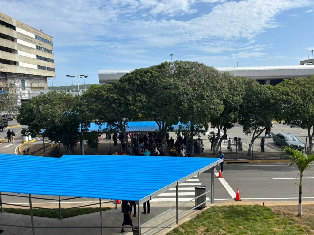 Aeropuerto de Maiquetía: pasajeros hacen largas filas este #1Sep (+ fotos)