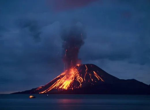 Por erupción del volcán Anak Krakatoa cierran 6 aeropuertos de Indonesia