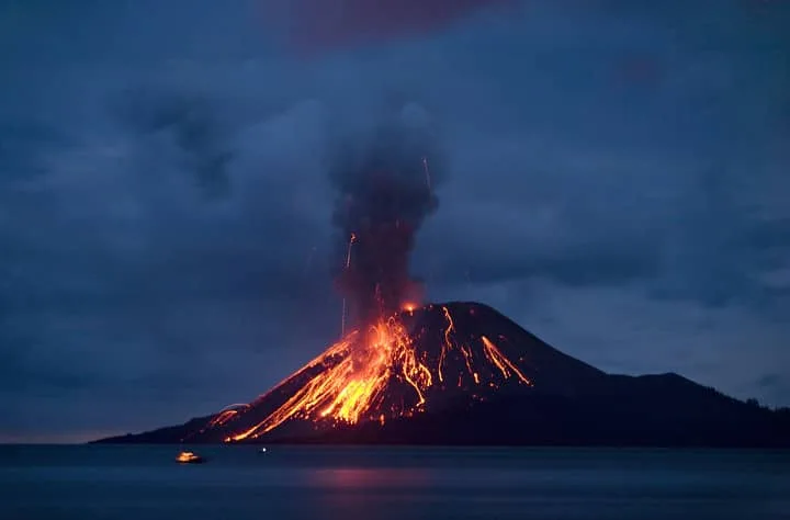 Por erupción del volcán Anak Krakatoa cierran 6 aeropuertos de Indonesia