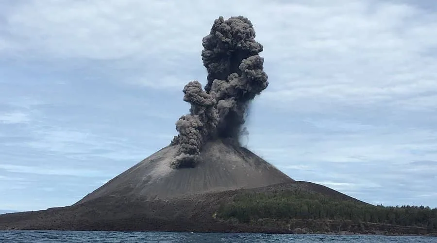 Por erupción del volcán Anak Krakatoa cierran 6 aeropuertos de Indonesia