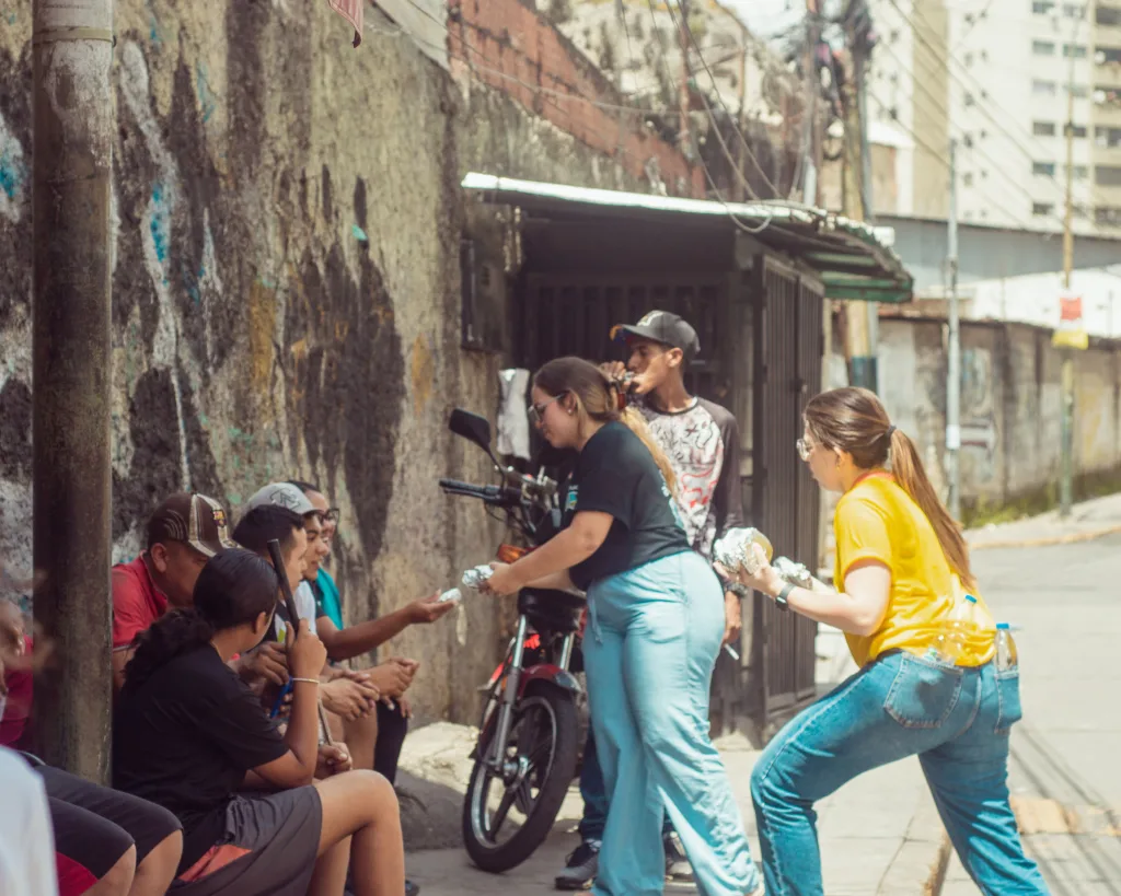 Santa en las calles y Casa Ronald McDonald's celebran un arepazo solidario