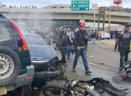Letal choque en Antímano: gandola embiste 13 vehículos y deja muertos y heridos