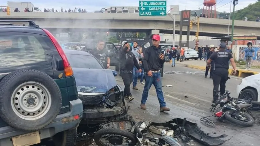 Letal choque en Antímano: gandola embiste 13 vehículos y deja muertos y heridos