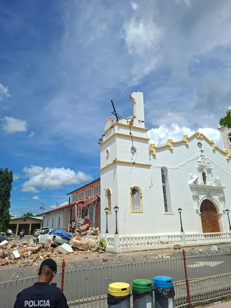 Por su parte, el Sistema de Alerta de Tsunamis de Estados Unidos emitió hoy amenaza de tsunami para la costa pacífica de Colombia, Ecuador, Guatemala y Nicaragua, tras el terremoto de en Panamá.