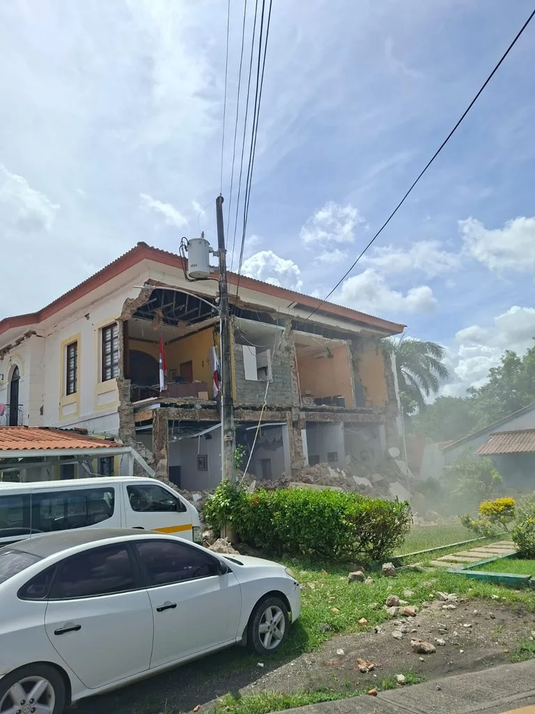 Por su parte, el Sistema de Alerta de Tsunamis de Estados Unidos emitió hoy amenaza de tsunami para la costa pacífica de Colombia, Ecuador, Guatemala y Nicaragua, tras el terremoto de en Panamá.