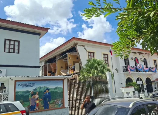 Por su parte, el Sistema de Alerta de Tsunamis de Estados Unidos emitió hoy amenaza de tsunami para la costa pacífica de Colombia, Ecuador, Guatemala y Nicaragua, tras el terremoto de en Panamá.
