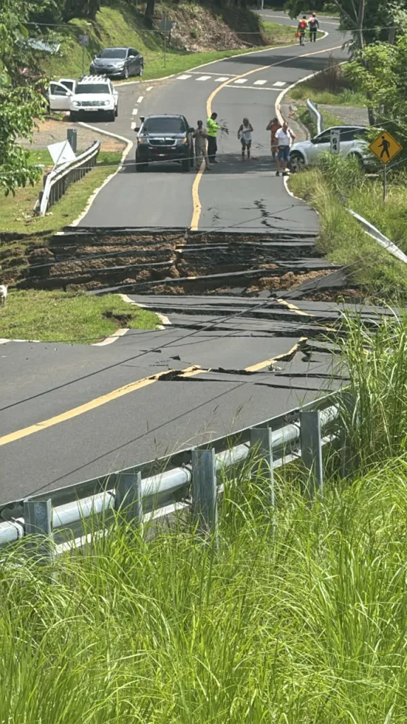 Por su parte, el Sistema de Alerta de Tsunamis de Estados Unidos emitió hoy amenaza de tsunami para la costa pacífica de Colombia, Ecuador, Guatemala y Nicaragua, tras el terremoto de en Panamá.