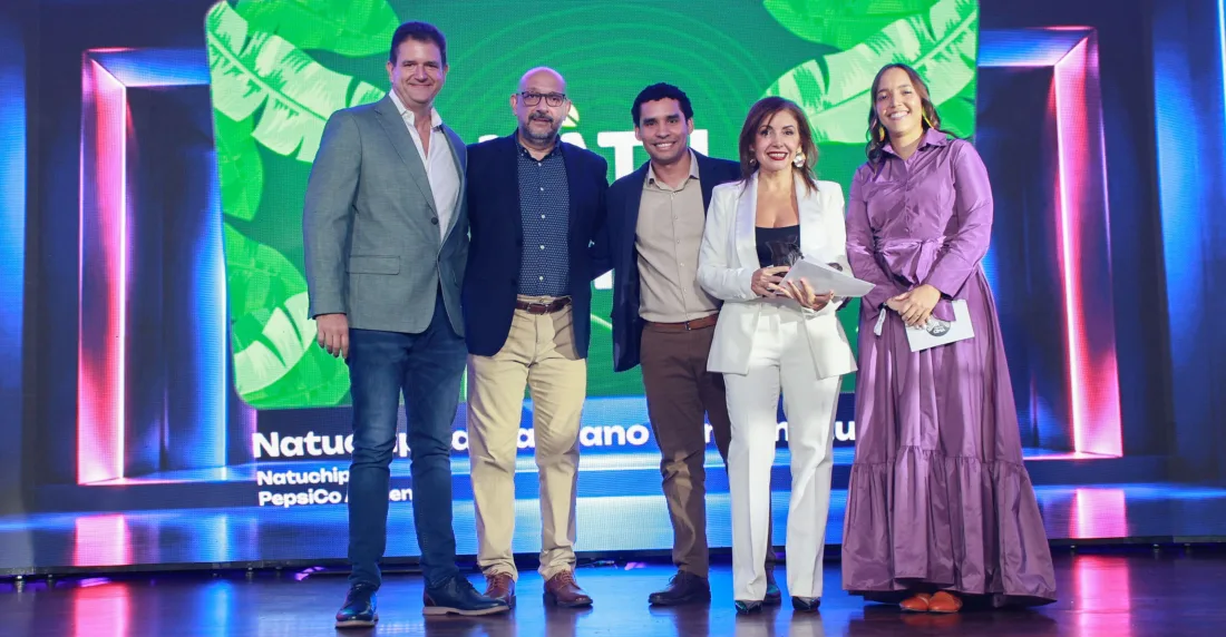 PepsiCo Venezuela, empresa agroindustrial líder en el país, celebró el triunfo de su marca Natuchips® en la cuarta edición de los Premios CIMA 2026, tras ser galardonada con la bota en la categoría «Branding / Rebranding» por la exitosa campaña «Natuchips de la mano con lo natural». Este reconocimiento premia una estrategia que fue mucho más allá de un cambio visual. A través de su proceso de rebranding, Natuchips® renovó su imagen para reflejar de forma más auténtica su esencia natural, al tiempo que puso en el centro de la conversación el origen de sus ingredientes y a las personas que intervienen en cada etapa de producción, desde el campo hasta el empaque final. La destacada participación de PepsiCo Venezuela en esta cuarta edición de los Premios CIMA también se tradujo en tres postulaciones finalistas, dos en la categoría de Relaciones Públicas con las campañas "Las Manos Detrás de Natuchips" y "Ahora más resuelto" de DeTodito®, además de la nominación ganadora en Branding/Rebranding para Natuchips®, consolidando a la compañía como referente en innovación y construcción de marcas en el país. Nos sentimos sumamente orgullosos de recibir este reconocimiento, que enaltece el trabajo realizado detrás del rebranding de Natuchips. Esta transformación no solo reafirma nuestra esencia y fortalece nuestra conexión con lo natural, sino que también da visibilidad a las miles de manos que forman parte de nuestra cadena de valor. Es una demostración de cómo las marcas pueden generar conexiones genuinas cuando cuentan historias auténticas y con propósito", expresó Liliana Rivera, Gerente Senior de Mercadeo de PepsiCo Venezuela. Un rediseño que comunica origen y propósito El reconocimiento otorgado a Natuchips® premia una transformación estratégica que fue mucho más allá de un cambio de imagen. La propuesta galardonada apostó por una identidad visual más cercana al origen de la marca, incorporando una paleta de verdes vibrantes, acabados mate y elementos gráficos inspirados en la agricultura venezolana. Cada detalle fue concebido para destacar la frescura de los ingredientes y narrar la historia detrás de cada empaque. Uno de los elementos más innovadores de la estrategia fue visibilizar el recorrido que realizan los ingredientes desde el campo hasta su transformación en producto terminado en solo 48 horas, así como reconocer a agricultores, colaboradores y aliados que contribuyen diariamente a hacer posible Natuchips®. De esta manera, la marca logró traducir su propósito en una experiencia tangible para el consumidor. Asimismo, el éxito de estas postulaciones no solo radica en la creatividad de sus conceptos, sino en la contundencia de sus resultados. El despliegue estratégico ejecutado alcanzó más de 4.6MM visualizaciones, más de 115.9K interacciones y un sólido engagement 10,58% unas métricas sobresalientes que demuestran la preferencia y el alcance de la marca. Para el lanzamiento de la nueva imagen de Natuchips® y su programa de impacto social Las Manos Detrás de Natuchips la marca realizó un evento que reunió a más de 460 personas, 18 influencers y más de 72 periodistas de los principales medios de comunicación del país. "Este logro refleja la pasión y el compromiso de un equipo enfocado en construir marcas icónicas que generan valor para las personas. En Natuchips entendimos que la mejor manera de conectar con los consumidores era mostrando aquello que nos hace únicos: nuestro origen, nuestra autenticidad y las personas que están detrás de cada producto y poder comunicarlo de manera creativa y con impacto”, agregó Rivera. Con este reconocimiento, Natuchips® reafirma su liderazgo dentro de la categoría y demuestra que las marcas más relevantes son aquellas capaces de evolucionar sin perder su esencia, transformando su propósito en historias reales que inspiran, conectan y generan impacto.