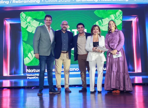 PepsiCo Venezuela, empresa agroindustrial líder en el país, celebró el triunfo de su marca Natuchips® en la cuarta edición de los Premios CIMA 2026, tras ser galardonada con la bota en la categoría «Branding / Rebranding» por la exitosa campaña «Natuchips de la mano con lo natural». Este reconocimiento premia una estrategia que fue mucho más allá de un cambio visual. A través de su proceso de rebranding, Natuchips® renovó su imagen para reflejar de forma más auténtica su esencia natural, al tiempo que puso en el centro de la conversación el origen de sus ingredientes y a las personas que intervienen en cada etapa de producción, desde el campo hasta el empaque final. La destacada participación de PepsiCo Venezuela en esta cuarta edición de los Premios CIMA también se tradujo en tres postulaciones finalistas, dos en la categoría de Relaciones Públicas con las campañas "Las Manos Detrás de Natuchips" y "Ahora más resuelto" de DeTodito®, además de la nominación ganadora en Branding/Rebranding para Natuchips®, consolidando a la compañía como referente en innovación y construcción de marcas en el país. Nos sentimos sumamente orgullosos de recibir este reconocimiento, que enaltece el trabajo realizado detrás del rebranding de Natuchips. Esta transformación no solo reafirma nuestra esencia y fortalece nuestra conexión con lo natural, sino que también da visibilidad a las miles de manos que forman parte de nuestra cadena de valor. Es una demostración de cómo las marcas pueden generar conexiones genuinas cuando cuentan historias auténticas y con propósito", expresó Liliana Rivera, Gerente Senior de Mercadeo de PepsiCo Venezuela. Un rediseño que comunica origen y propósito El reconocimiento otorgado a Natuchips® premia una transformación estratégica que fue mucho más allá de un cambio de imagen. La propuesta galardonada apostó por una identidad visual más cercana al origen de la marca, incorporando una paleta de verdes vibrantes, acabados mate y elementos gráficos inspirados en la agricultura venezolana. Cada detalle fue concebido para destacar la frescura de los ingredientes y narrar la historia detrás de cada empaque. Uno de los elementos más innovadores de la estrategia fue visibilizar el recorrido que realizan los ingredientes desde el campo hasta su transformación en producto terminado en solo 48 horas, así como reconocer a agricultores, colaboradores y aliados que contribuyen diariamente a hacer posible Natuchips®. De esta manera, la marca logró traducir su propósito en una experiencia tangible para el consumidor. Asimismo, el éxito de estas postulaciones no solo radica en la creatividad de sus conceptos, sino en la contundencia de sus resultados. El despliegue estratégico ejecutado alcanzó más de 4.6MM visualizaciones, más de 115.9K interacciones y un sólido engagement 10,58% unas métricas sobresalientes que demuestran la preferencia y el alcance de la marca. Para el lanzamiento de la nueva imagen de Natuchips® y su programa de impacto social Las Manos Detrás de Natuchips la marca realizó un evento que reunió a más de 460 personas, 18 influencers y más de 72 periodistas de los principales medios de comunicación del país. "Este logro refleja la pasión y el compromiso de un equipo enfocado en construir marcas icónicas que generan valor para las personas. En Natuchips entendimos que la mejor manera de conectar con los consumidores era mostrando aquello que nos hace únicos: nuestro origen, nuestra autenticidad y las personas que están detrás de cada producto y poder comunicarlo de manera creativa y con impacto”, agregó Rivera. Con este reconocimiento, Natuchips® reafirma su liderazgo dentro de la categoría y demuestra que las marcas más relevantes son aquellas capaces de evolucionar sin perder su esencia, transformando su propósito en historias reales que inspiran, conectan y generan impacto.