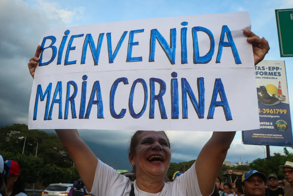 A estas dificultades internas se suma una señal externa de peso. Figuras a las que Machado ha cuestionado públicamente —en particular Alejandro Betancourt y la propia Delcy Rodríguez— recibieron en días recientes un espaldarazo visible del gobierno estadounidense. La aparición pública de Betancourt junto al embajador de Estados Unidos en instalaciones petroleras, y la presencia conjunta de ambos con Rodríguez, constituye un mensaje claro: el socio internacional que impulsó la salida de Maduro no sitúa a Machado como alternativa de poder en este momento. María Corina
