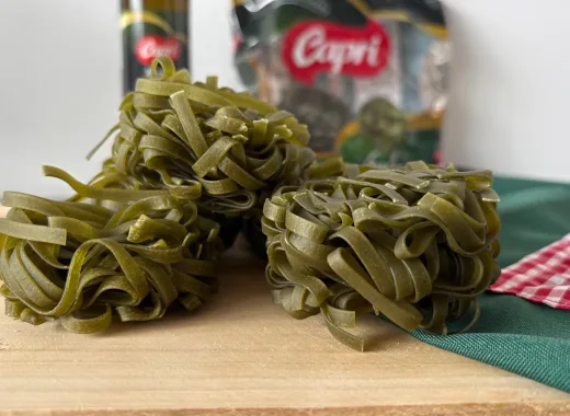 Tradicionalmente identificada por su liderazgo en el mercado de pastas, Capri continúa diversificando su portafolio de productos alimenticios con dos importantes novedades: el retorno de sus cintas tipo nido y la incorporación de un nuevo vinagre de manzana 100% ecológico. Con este movimiento, la empresa amplía sus opciones para la mesa venezolana manteniendo el compromiso con la calidad que la ha caracterizado a lo largo de su historia. En la categoría de pastas, la marca reintroduce la cinta tipo nido: la recordada variedad blanca, de 100% sémola durum, y una nueva que ha sido formulada con espinaca deshidratada de origen natural, aporte que le otorga su tonalidad característica y valores nutricionales. Por su morfología de cinta, este producto está diseñado para acoplarse a salsas de densidad media y alta, como preparaciones a base de crema, boloñesa o pesto. Salud y bienestar con ingredientes naturales Al portafolio de Capri se suma un nuevo integrante, orientado a quienes buscan productos con ingredientes naturales que aportan nutrición, sabor y bienestar: el vinagre de manzana 100% ecológico. La formulación de este producto contiene un 99,99% de sidra de manzana derivada de materia prima de origen ecológico mediante proceso de fermentación acética, estandarizado con un nivel de acidez del 5%. Bajo la premisa que define su propuesta actual —expertos en pasta, maestros del sabor—, la empresa consolida más de siete décadas de trayectoria industrial en el país, alcanzando 23 variedades dentro de su línea de especialidades. Tanto las dos versiones de la cinta tipo nido como el nuevo vinagre de manzana ecológico se encuentran disponibles en las principales cadenas de distribución y comercios de todo el país.