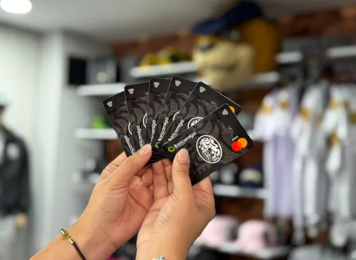 Bancamiga presenta tarjeta de débito de los Leones del Caracas
